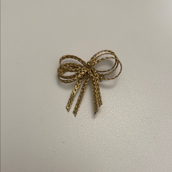 Jewelry - Vintage Gold Bow Brooch Trending